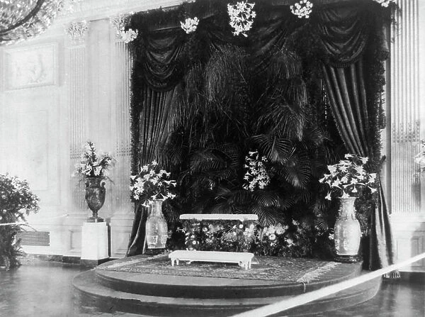 White House wedding decorations Flowers, 1906. Creator: Frances Benjamin Johnston