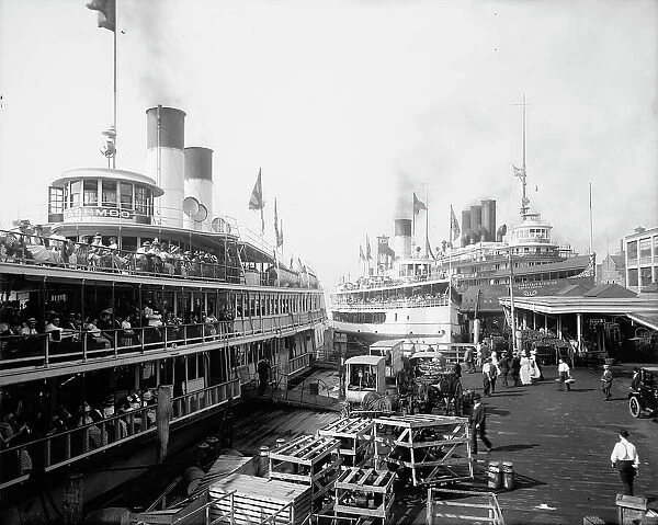 White Star Line dock, Detroit, Mich. between 1900 and 1915. Creator: Unknown