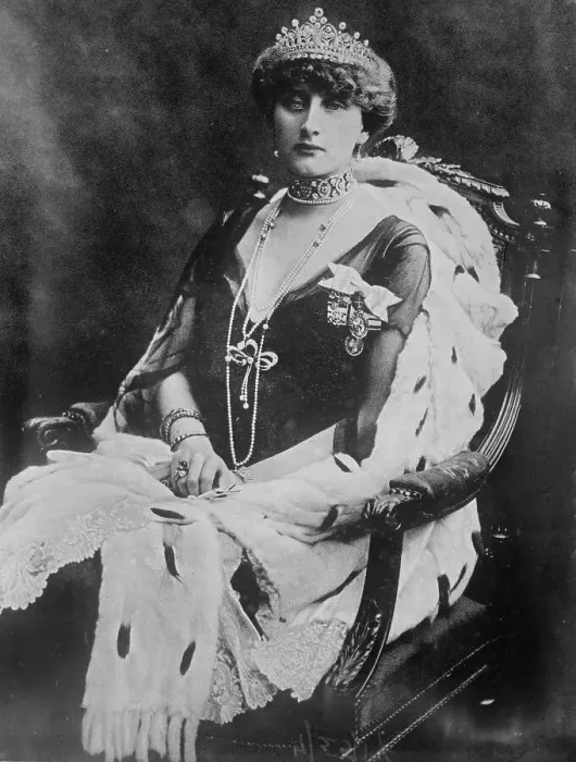 Framed Print : Wife of Ex-King Manuel of Port. between c1910 and c1915. Creator: Bain News Service Framed Print : Wife of Ex-King Manuel of Port. between c1910 and c1915. Creator: Bain News Service