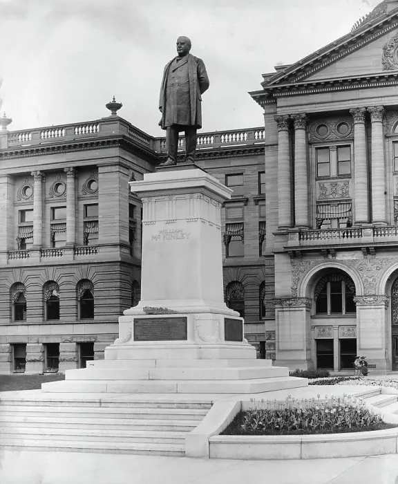 Framed Print : W[illia]m McKinley Statue, Toledo, O[hio], c1905. Creator: Unknown