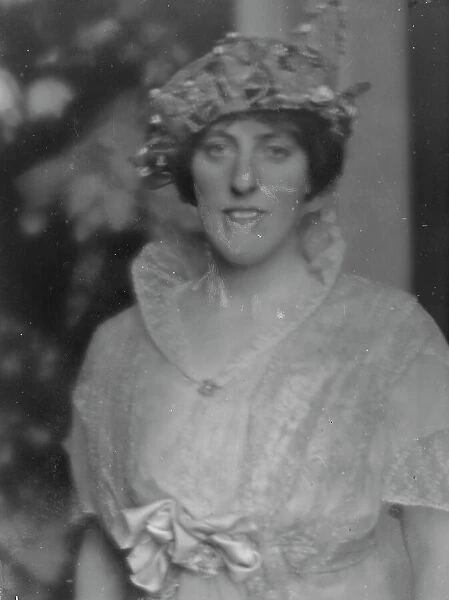Wilson, Margaret, portrait photograph, 1913. Creator: Arnold Genthe