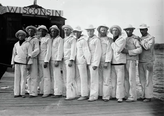 Framed Print : Wis. [i.e. Wisconsin] Varsity 8 (1913), 1913. Creator: Bain News Service