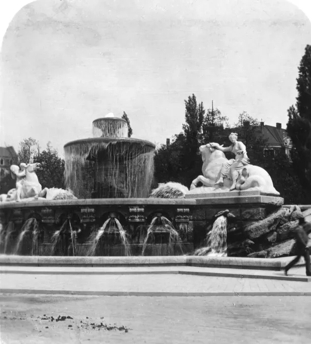 Framed Print : The Wittelsbacherbrunnen, Munich, Germany, c1900s. Artist: Wurthle & Sons Framed Print : The Wittelsbacherbrunnen, Munich, Germany, c1900s. Artist: Wurthle & Sons