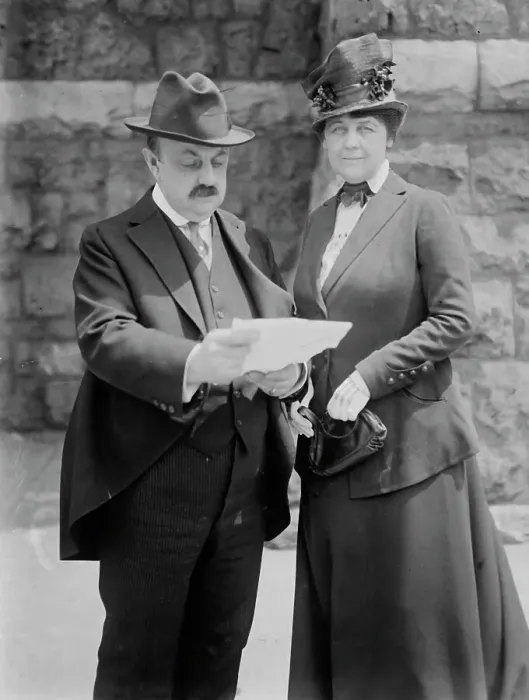 Framed Print : Wm. Reynolds & wife, between c1915 and c1920. Creator: Bain News Service Framed Print : Wm. Reynolds & wife, between c1915 and c1920. Creator: Bain News Service