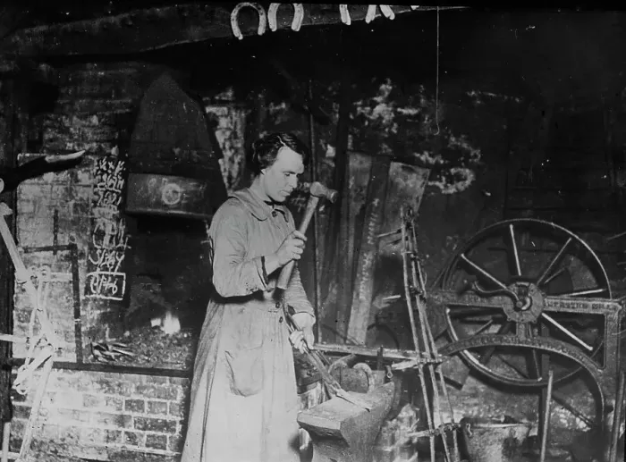 Framed Print : Woman blacksmith, Eng. [i.e. England], between c1915 and 1917. Creator: Bain News Service