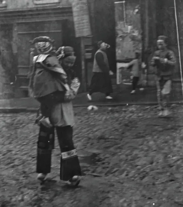 Framed Print : Woman carrying a child crossing a street, Chinatown, San Francisco, between 1896 and 1906. Creator: Arnold Genthe Framed Print : Woman carrying a child crossing a street, Chinatown, San Francisco, between 1896 and 1906. Creator: Arnold Genthe