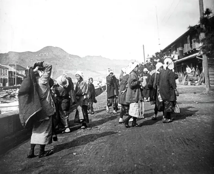 Framed Print : Woman carrying loads of coal, Nagasaki, Japan, c1900 Framed Print : Woman carrying loads of coal, Nagasaki, Japan, c1900