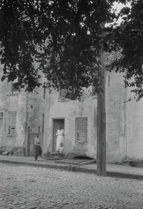 Framed Print : Woman and children standing in or by a doorway, [17 Chalmers Street], Charleston... c1920-c1926. Creator: Arnold Genthe