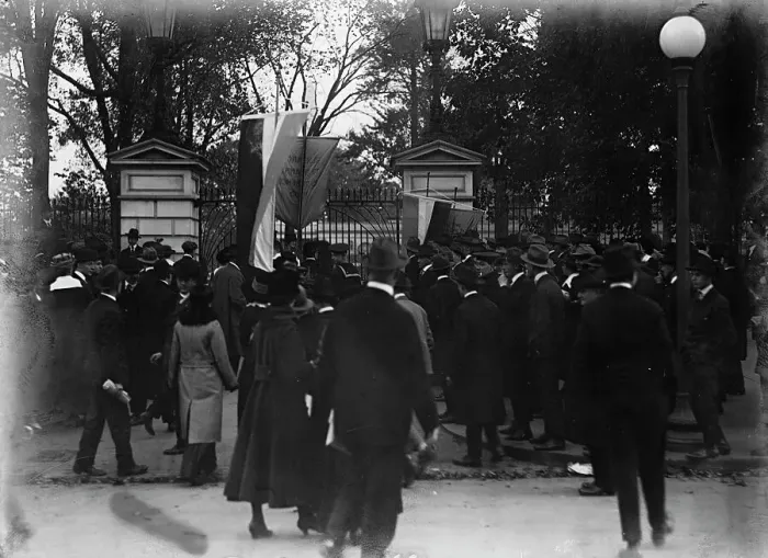 Framed Print : Woman Suffrage Arrests, 1917. Creator: Harris & Ewing. Woman Suffrage Arrests, 1917. Creator: Harris & Ewing Framed Print : Woman Suffrage Arrests, 1917. Creator: Harris & Ewing. Woman Suffrage Arrests, 1917. Creator: Harris & Ewing