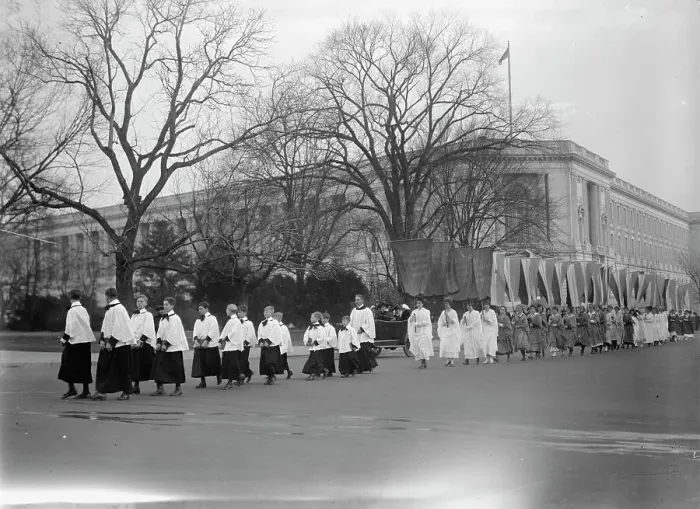 Framed Print : Woman Suffrage at Capitol with Banners, 1917. Creator: Harris & Ewing. Woman Suffrage at Capitol with Banners, 1917. Creator: Harris & Ewing Framed Print : Woman Suffrage at Capitol with Banners, 1917. Creator: Harris & Ewing. Woman Suffrage at Capitol with Banners, 1917. Creator: Harris & Ewing