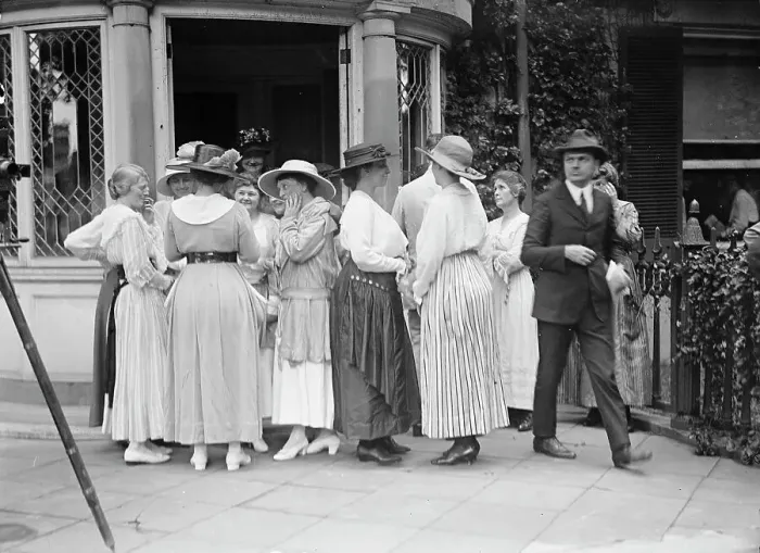 Framed Print : Woman Suffrage - Groups at Headquarters, 1917. Creator: Harris & Ewing. Woman Suffrage - Groups at Headquarters, 1917. Creator: Harris & Ewing Framed Print : Woman Suffrage - Groups at Headquarters, 1917. Creator: Harris & Ewing. Woman Suffrage - Groups at Headquarters, 1917. Creator: Harris & Ewing