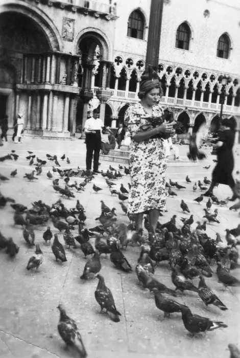 Framed Print : Woman surrounded by pigeons, St Marks Square, Venice, Italy, 1938 Framed Print : Woman surrounded by pigeons, St Marks Square, Venice, Italy, 1938