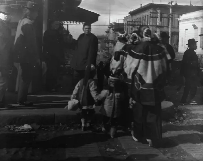 Framed Print : Women and children crossing a street, Chinatown, San Francisco, between 1896 and 1906. Creator: Arnold Genthe Framed Print : Women and children crossing a street, Chinatown, San Francisco, between 1896 and 1906. Creator: Arnold Genthe