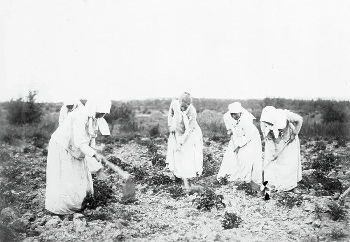 Framed Print : Women Hard Labor Convicts at Work, 1890. Creator: Ivan Nikolaevich Krasnov Framed Print : Women Hard Labor Convicts at Work, 1890. Creator: Ivan Nikolaevich Krasnov