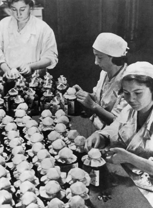 Framed Print : Women sealing flasks of donated blood, World War II, Moscow, 1941 Framed Print : Women sealing flasks of donated blood, World War II, Moscow, 1941