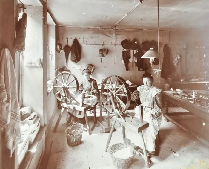 Framed Print : Women using spinning wheels, Bethnal Green, London, 1908 Framed Print : Women using spinning wheels, Bethnal Green, London, 1908