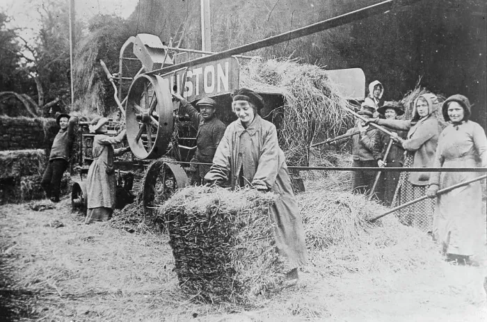 Framed Print : Women workers, England, between c1915 and c1918. Creator: Bain News Service Framed Print : Women workers, England, between c1915 and c1918. Creator: Bain News Service