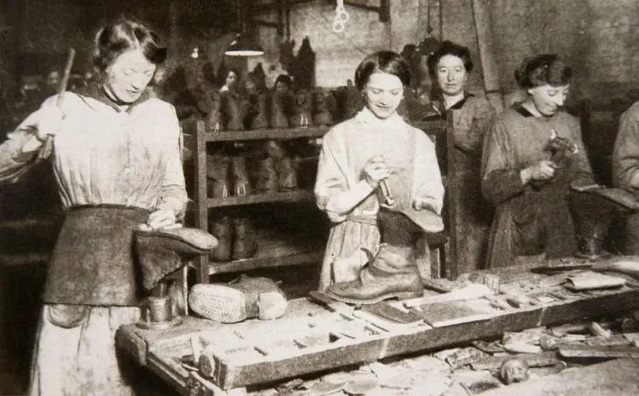 Framed Print : Women working in a boot repairing factory, Old Kent Road, London, World War I, c1914-c1918