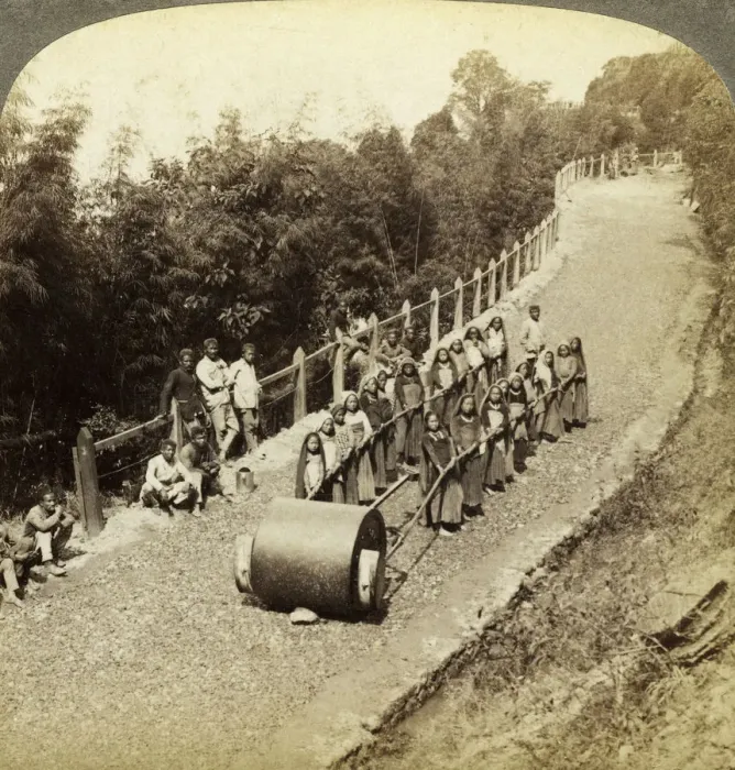 Framed Print : Women working on the Darjeeling Highway, India. Artist: Underwood & Underwood Framed Print : Women working on the Darjeeling Highway, India. Artist: Underwood & Underwood