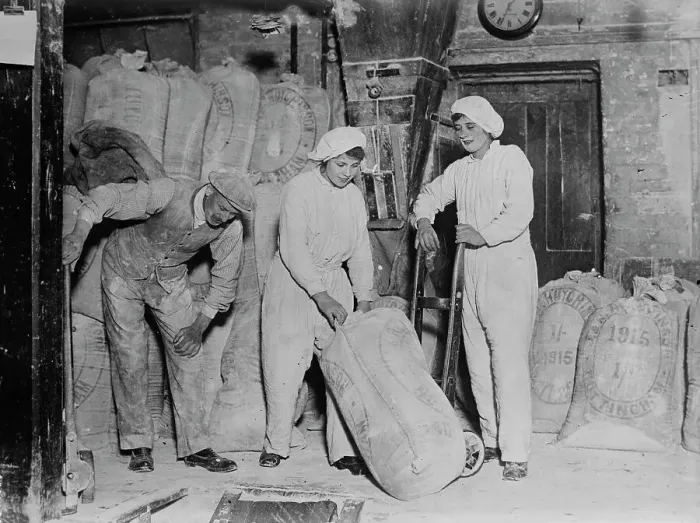 Framed Print : Women working, England, between c1915 and c1918. Creator: Bain News Service Framed Print : Women working, England, between c1915 and c1918. Creator: Bain News Service