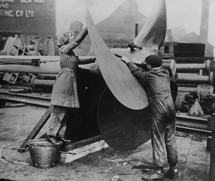 Framed Print : Women working on propeller, Eng. [i.e. England], between c1915 and 1917. Creator: Bain News Service