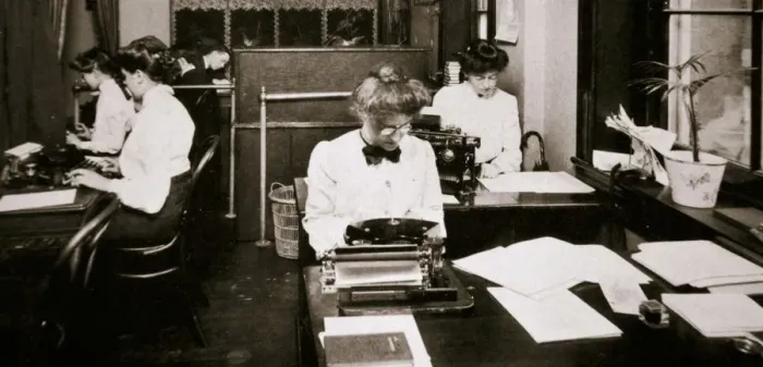 Framed Print : Women working in a typing pool, 1900 Framed Print : Women working in a typing pool, 1900