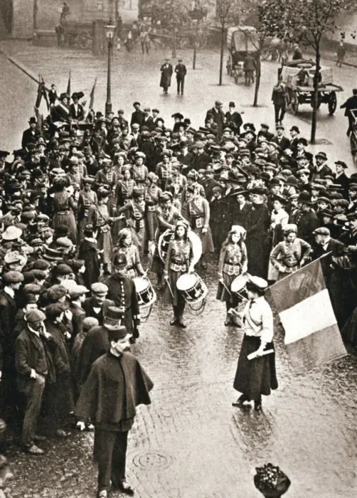 Framed Print : The Womens Social and Political Union fife and drum band out for the first time, 13 May 1909 Framed Print : The Womens Social and Political Union fife and drum band out for the first time, 13 May 1909