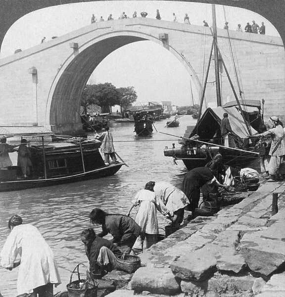 Woo Men Bridge and Grand Imperial Canal, Soo-chow (Suzhou), China, 1900. Artist: Underwood & Underwood