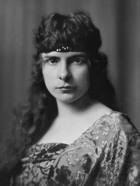 Woodward, Miss, portrait photograph, 1915 May 25. Creator: Arnold Genthe
