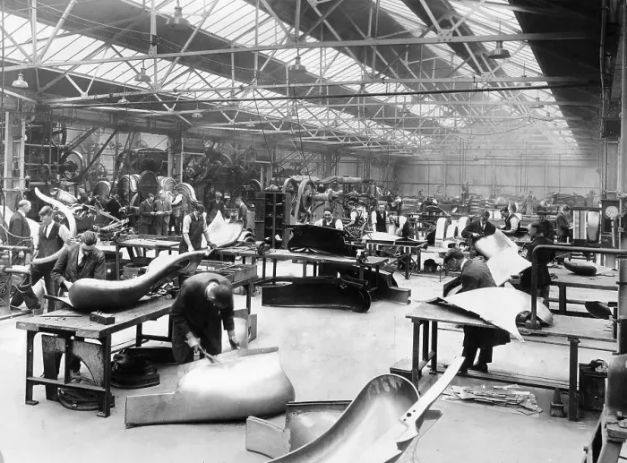 Framed Print : Workers in the Vauxhall factory, Luton, Bedfordshire, 1935 Framed Print : Workers in the Vauxhall factory, Luton, Bedfordshire, 1935