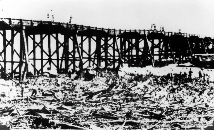 Framed Print : Workers below Victoria Bridge, cleaning up debris after the flood, Brisbane, 1893. Creator: Unknown Framed Print : Workers below Victoria Bridge, cleaning up debris after the flood, Brisbane, 1893. Creator: Unknown