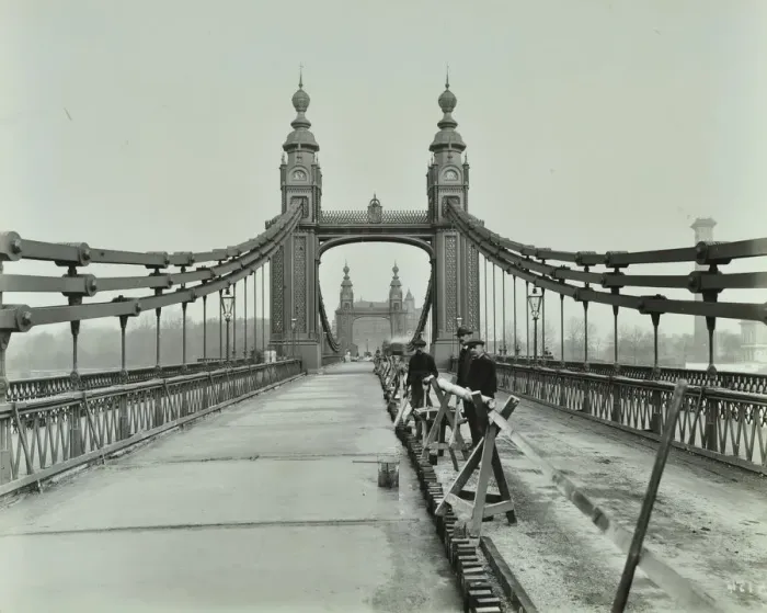 Framed Print : Workmen on old Chelsea Bridge, London, 1921 Framed Print : Workmen on old Chelsea Bridge, London, 1921