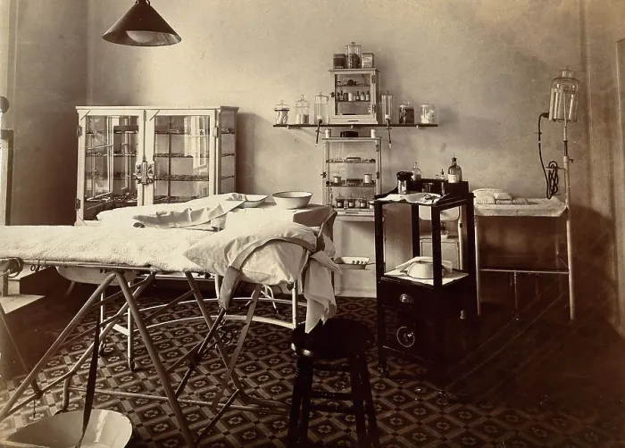 Framed Print : Wotton Lodge, Gloucester: operating theatre and equipment, c1909. Creator: Unknown Framed Print : Wotton Lodge, Gloucester: operating theatre and equipment, c1909. Creator: Unknown