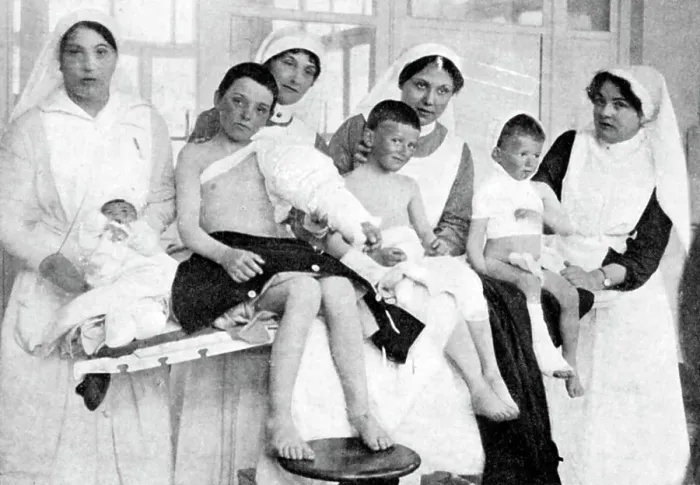 Framed Print : Wounded children from Ypres with nurses at La Panne, Belgium, First World War, 1914-1918, (c1920) Framed Print : Wounded children from Ypres with nurses at La Panne, Belgium, First World War, 1914-1918, (c1920)