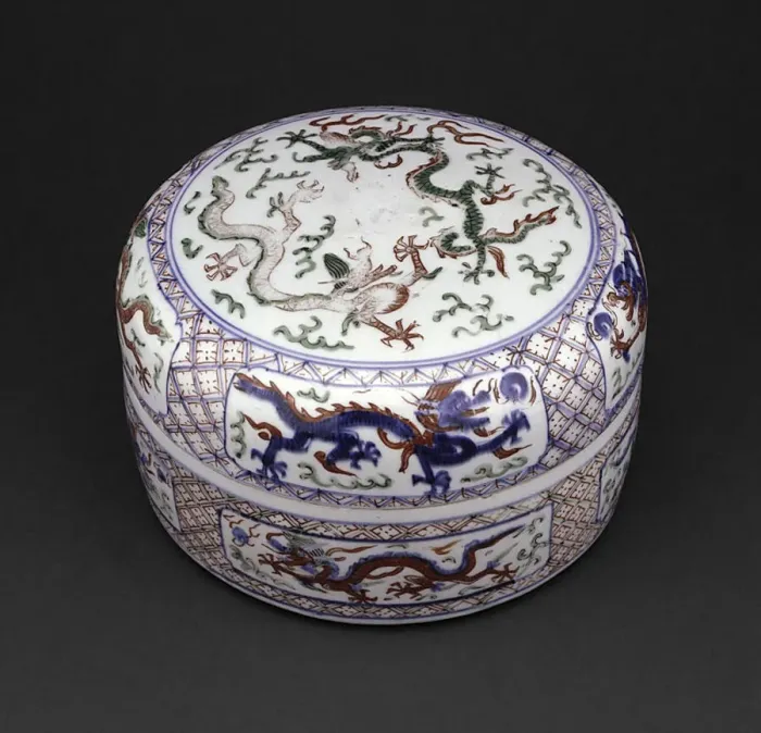 Framed Print : Wucai Dragon Box and Cover, Ming dynasty (1368-1644), Wanli reign (1563-1620) Framed Print : Wucai Dragon Box and Cover, Ming dynasty (1368-1644), Wanli reign (1563-1620)