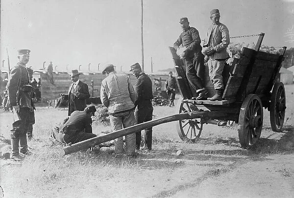 Wynsdorf (Zossen), French prisoners receiving cabbages, 7 Jan 1915. Creator: Bain News Service