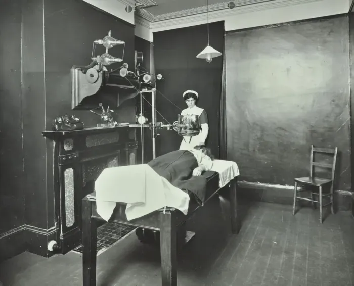Framed Print : X-ray room, Fulham School treatment centre, London, 1914 Framed Print : X-ray room, Fulham School treatment centre, London, 1914
