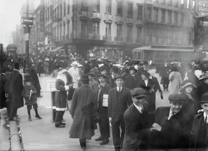 Framed Print : Xmas shoppers, between c1910 and c1915. Creator: Bain News Service Framed Print : Xmas shoppers, between c1910 and c1915. Creator: Bain News Service