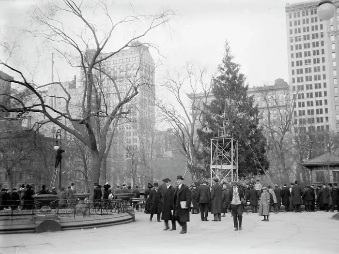 Framed Print : Xmas tree in Madison Sq. Park, N.Y.C. between c1910 and c1915. Creator: Bain News Service Framed Print : Xmas tree in Madison Sq. Park, N.Y.C. between c1910 and c1915. Creator: Bain News Service
