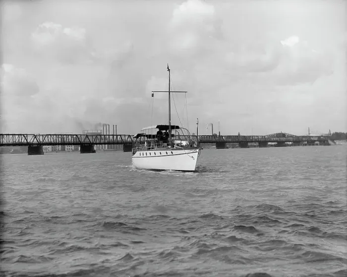 Framed Print : Yacht Althea, bow, between 1907 and 1915. Creator: Unknown Framed Print : Yacht Althea, bow, between 1907 and 1915. Creator: Unknown