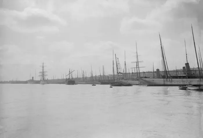 Framed Print : Yachts tying up at Cowes. Creator: Kirk & Sons of Cowes Framed Print : Yachts tying up at Cowes. Creator: Kirk & Sons of Cowes