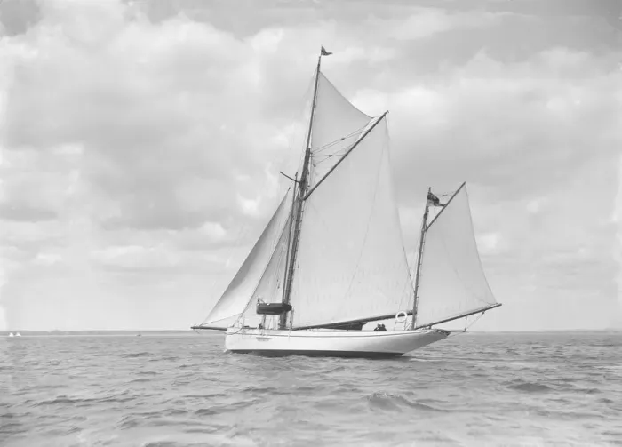 Framed Print : The yawl Pleiad under sail, 1911. Creator: Kirk & Sons of Cowes Framed Print : The yawl Pleiad under sail, 1911. Creator: Kirk & Sons of Cowes