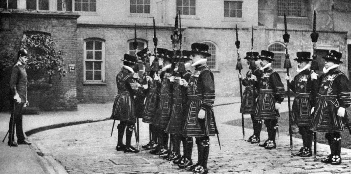 Framed Print : Yeomen Warders on parade at the Tower of London, 1926-1927 Framed Print : Yeomen Warders on parade at the Tower of London, 1926-1927