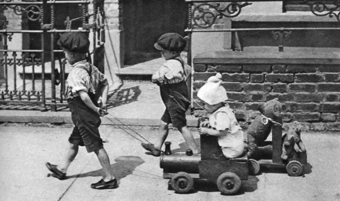 Framed Print : Young children playing in the street, London, 1926-1927 Framed Print : Young children playing in the street, London, 1926-1927