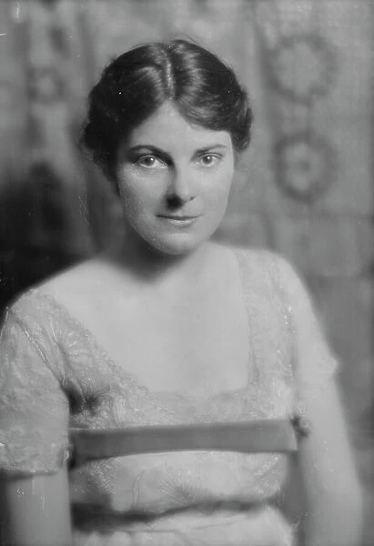 Young, Major M. Mrs. portrait photograph, 1915 Nov. 4. Creator: Arnold Genthe