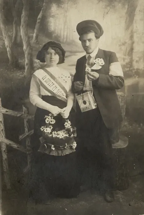 Framed Print : A young married couple, participants in the To Fight Consumption campaign, 1913. Creator: Unknown Framed Print : A young married couple, participants in the To Fight Consumption campaign, 1913. Creator: Unknown