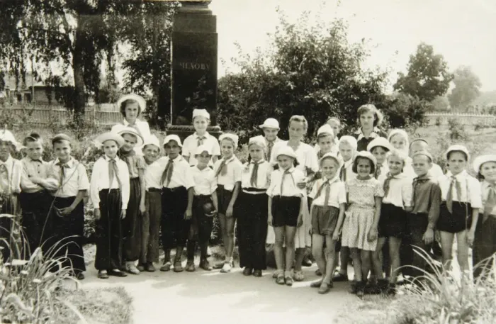 Framed Print : A Young Pioneers unit in Yalta, Crimea, USSR, 1950s Framed Print : A Young Pioneers unit in Yalta, Crimea, USSR, 1950s