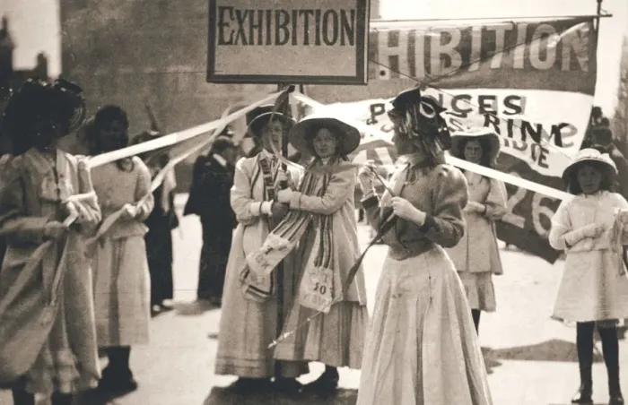 Framed Print : Young suffragettes promote the fortnight-long Womens Exhibition, London, 13 May 1909 Framed Print : Young suffragettes promote the fortnight-long Womens Exhibition, London, 13 May 1909