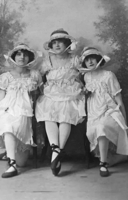 Framed Print : Three young women, photographed in Gales Studios, early 20th century Framed Print : Three young women, photographed in Gales Studios, early 20th century