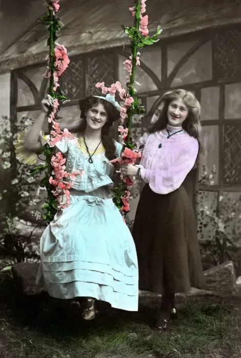 Framed Print : Zena (1887-1975) and Phyllis (1890-1975) Dare, English actresses, 1906. Artist: Foulsham and Banfield Framed Print : Zena (1887-1975) and Phyllis (1890-1975) Dare, English actresses, 1906. Artist: Foulsham and Banfield